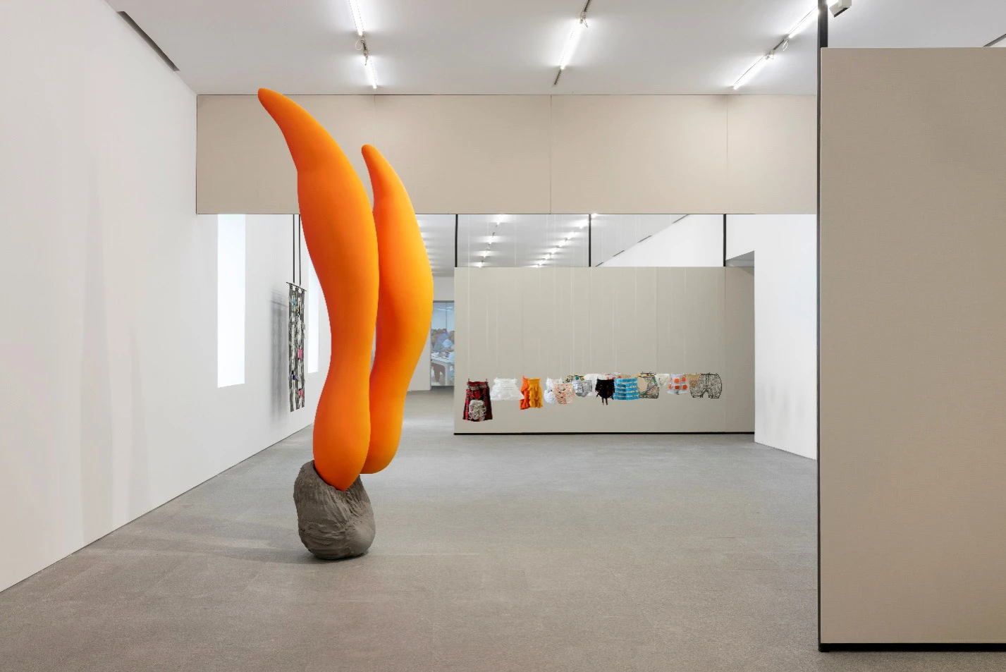 Vista de la Sala 13 «Nuevos materialismos». En primer plano: Teresa Solar Abboud, Tuneladora, 2022. Depósito indefinido de la Fundación Museo Reina Sofía, 2022 (Donación de TBA21 Thyssen-Bornemisza Art Contemporary). © Teresa Solar, VEGAP, Madrid, 2026. Al fondo: Ana Laura Aláez, Tigras y felinas, 1994. Museo Reina Sofía. © Ana Laura Aláez, VEGAP, Madrid, 2026. Fotografía: Roberto Ruiz