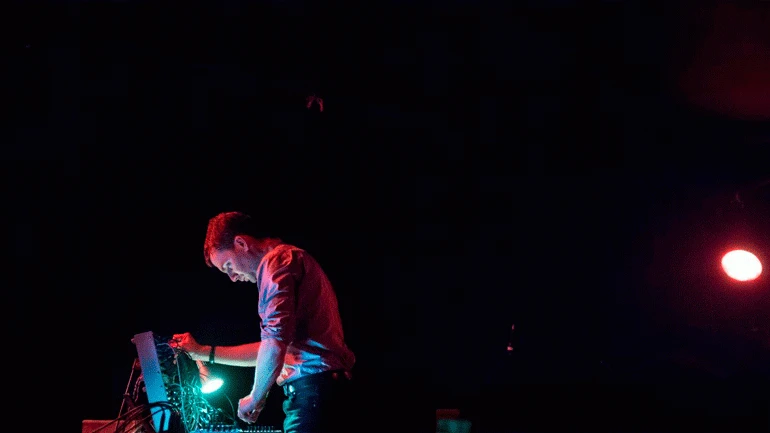 Thomas Ankersmit en concierto en Sonic Acts. Ámsterdam, 2019. Fotografía: Quentin-Chevrier