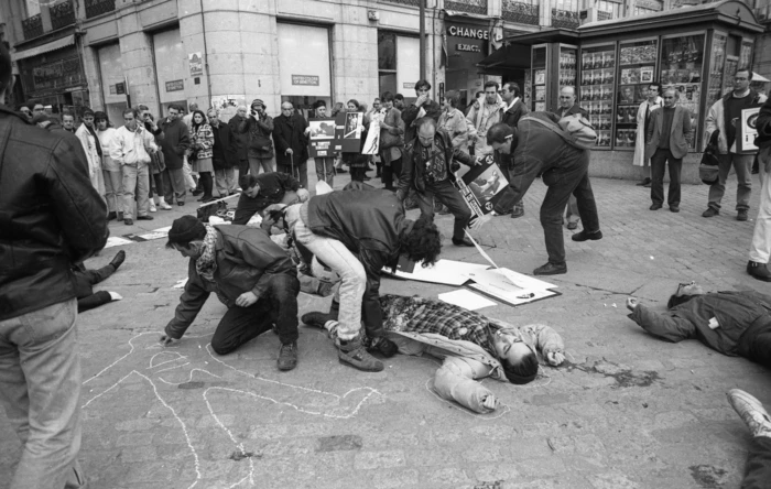 Acción en la Puerta del Sol de Madrid el día mundial de la lucha contra el SIDA. 1 de diciembre 1995. LSD y La Radical Gai. Foto Andrés Senra