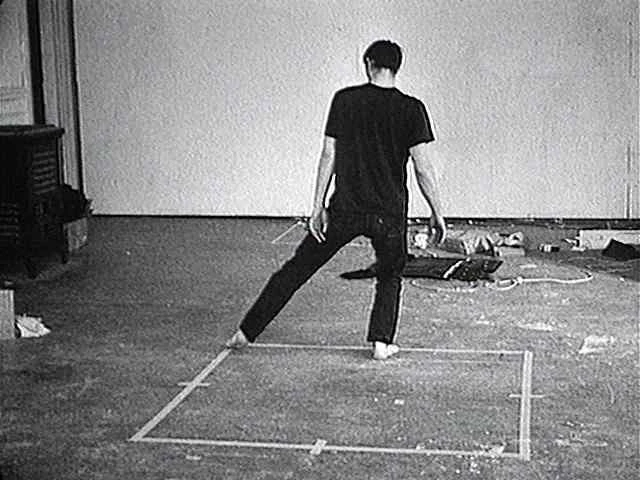 Fotograma del vídeo Dance or Exercise on the Perimeter of a Square (Square Dance) / Danza o ejercicio en el perímetro de un cuadrilátero (Danza cuadrada), 1967-1968 de Bruce Nauman. © Bruce Nauman, VEGAP, Madrid 2015. Cortesía de Electronic Arts Intermix