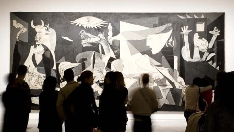 Grupo de personas en una visita inclusiva frente a Guernica