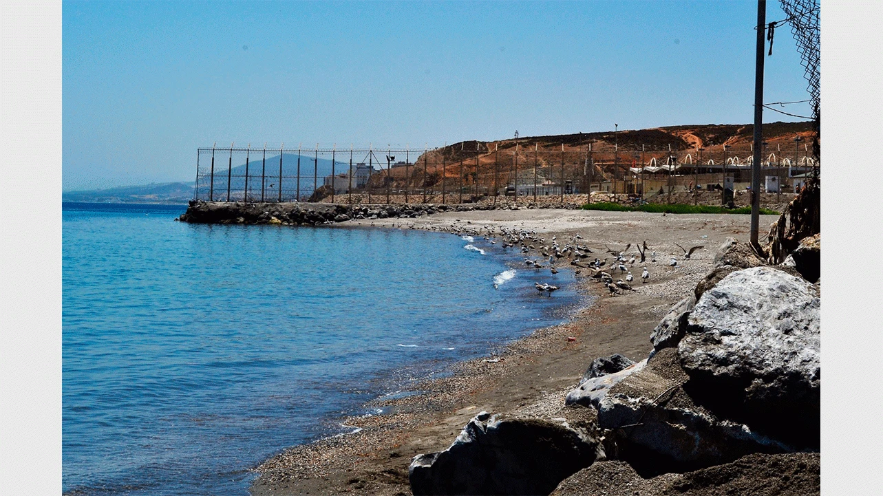 Playa del Tarajal, Ceuta, valla fronteriza con Marruecos, 2018. Fotografía Red Solidaria de Acogida