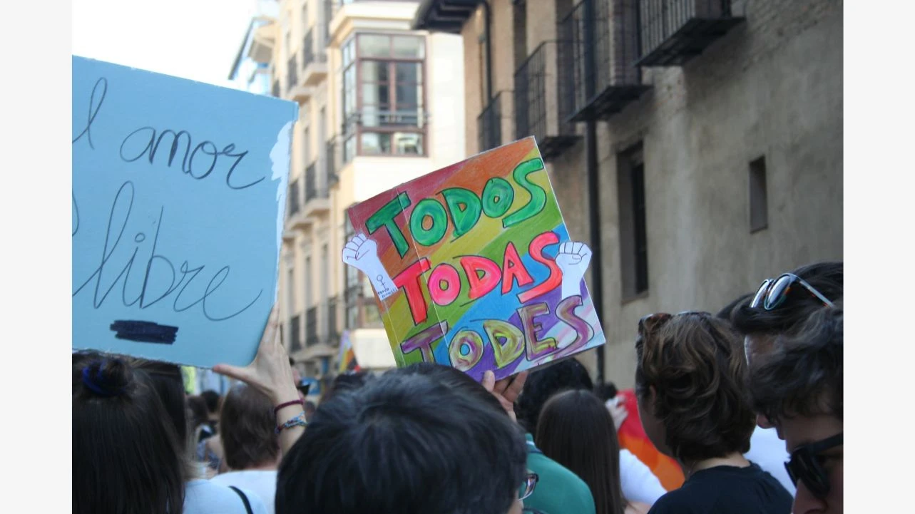 Marcha del Orgullo LGBT+ en Valladolid, 2023. Fotografía: MiguelAlanCS, Wikimedia Commons,  Licencia CC-BY-SA 4.0
