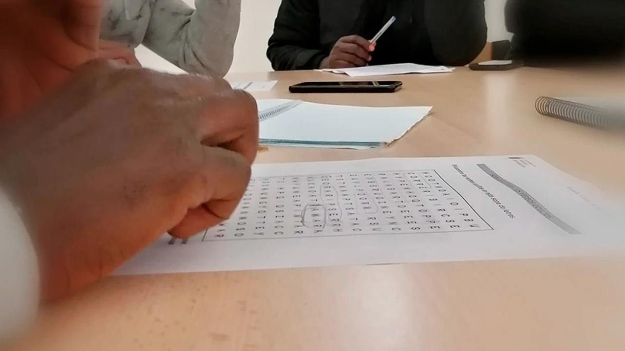 Sesión de juego durante la Escuela de español para población migrante en el Museo Reina Sofía, 2022. Fotografía: Red Interlavapiés