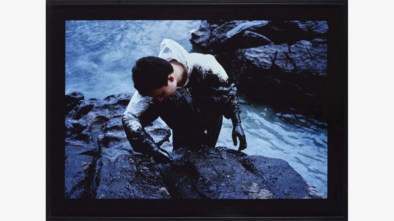 Alan Sekula, Volunteer on the edge (Islas Cíes, 12/20/02) [Voluntario en la orilla (Islas Cíes, 12/20/02)], 2002. Museo Reina Sofía