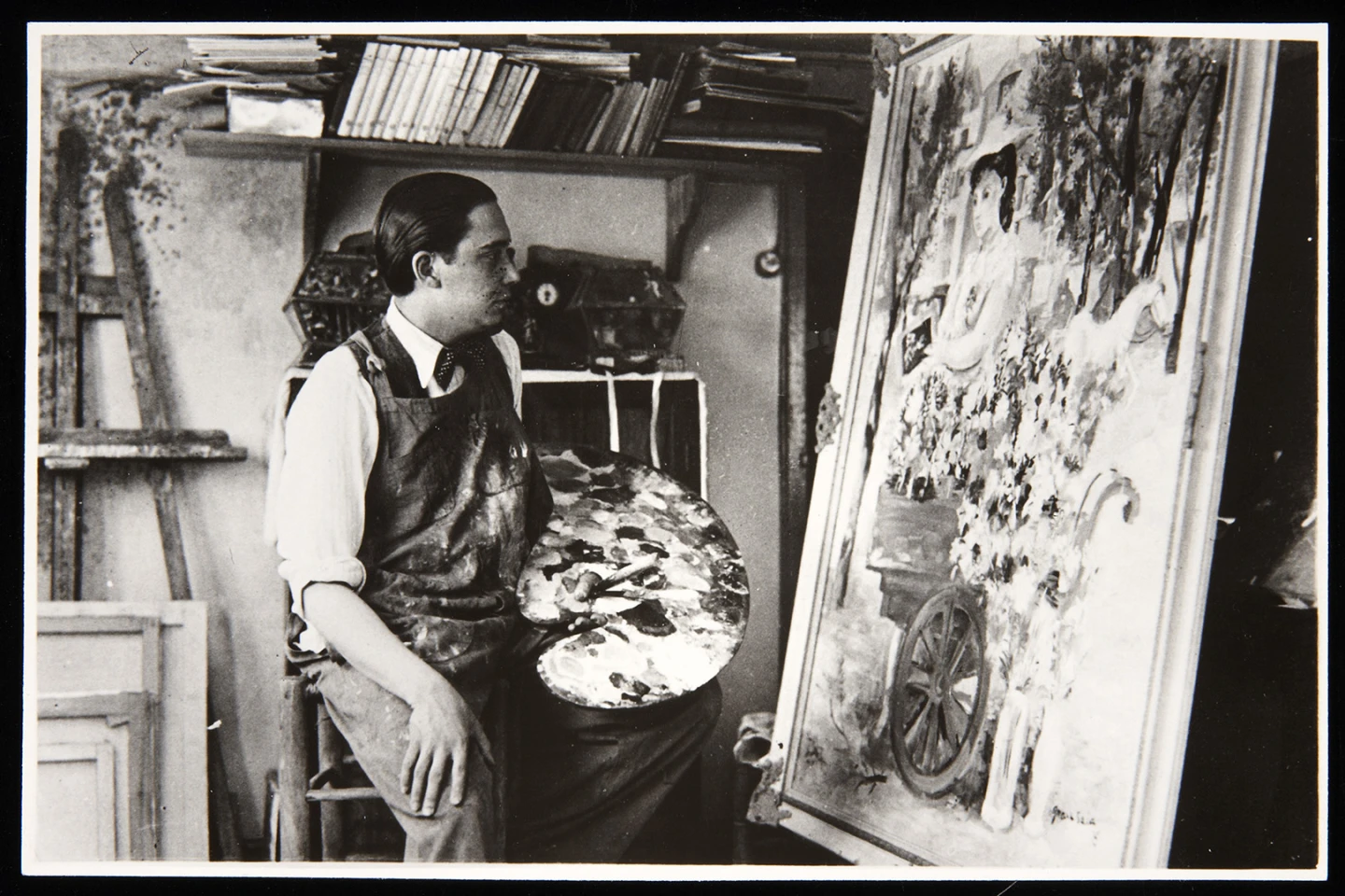 Emilio Grau Sala pintando Florista callejera. París, 1935. Archivo Adriano del Valle. Biblioteca y Centro de Documentación del Museo Reina Sofía
