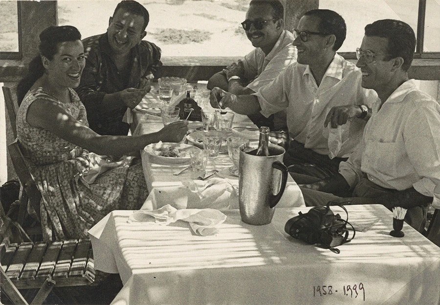 Fotografía de Roger Doloy, Almería, 1958. Retrato de grupo en sobremesa: Jacqueline Doloy, Jesús Aguirre, José María Artero, Oriol Maspons, Carlos Pérez Siquier. Archivo AFAL. Biblioteca y Centro de Documentación del Museo Reina Sofía