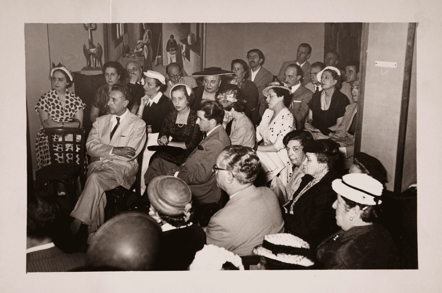 Fotografía del ambiente del Salón de los Once, 1953. Archivo Biosca, Biblioteca y Centro de Documentación del Museo Reina Sofía