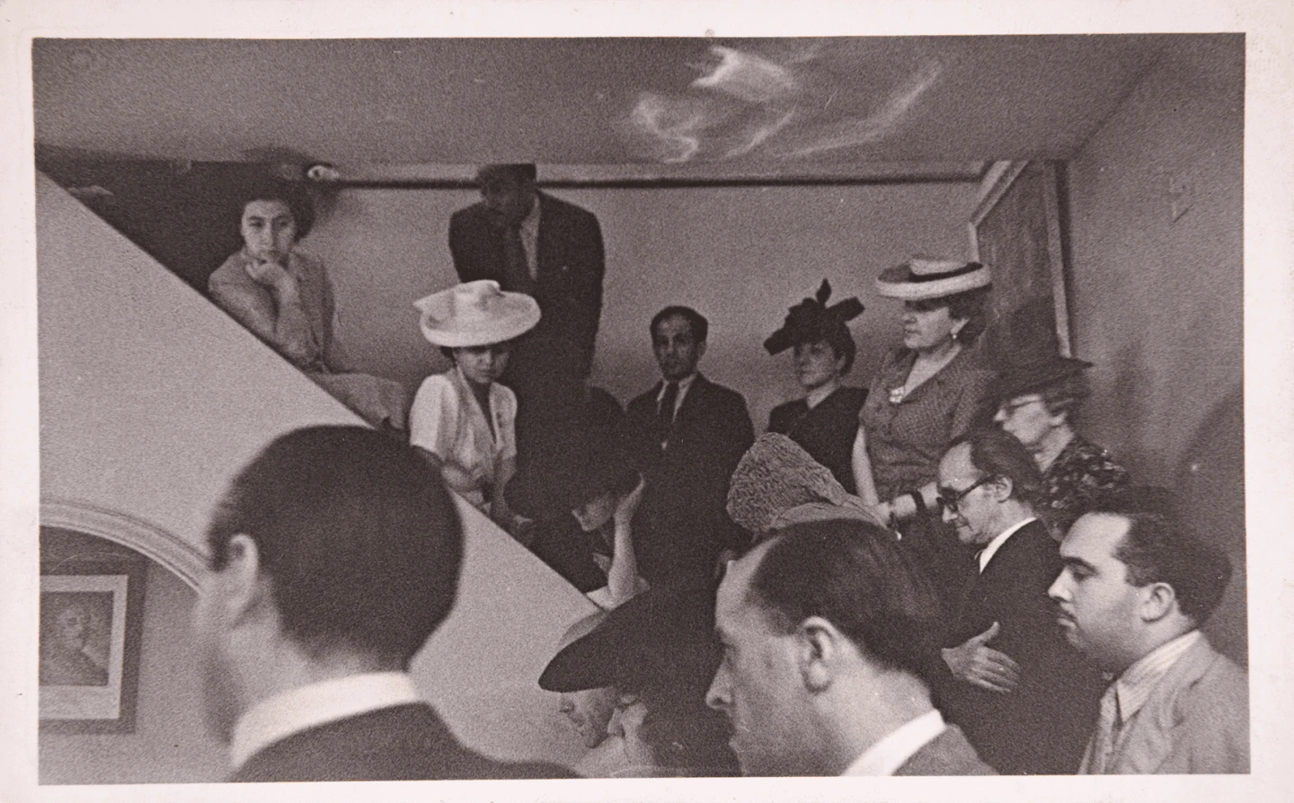 Fotografía del Salón de los Once durante una conferencia en la galería, 1943. Archivo Biosca, Biblioteca y Centro de Documentación del Museo Reina Sofía