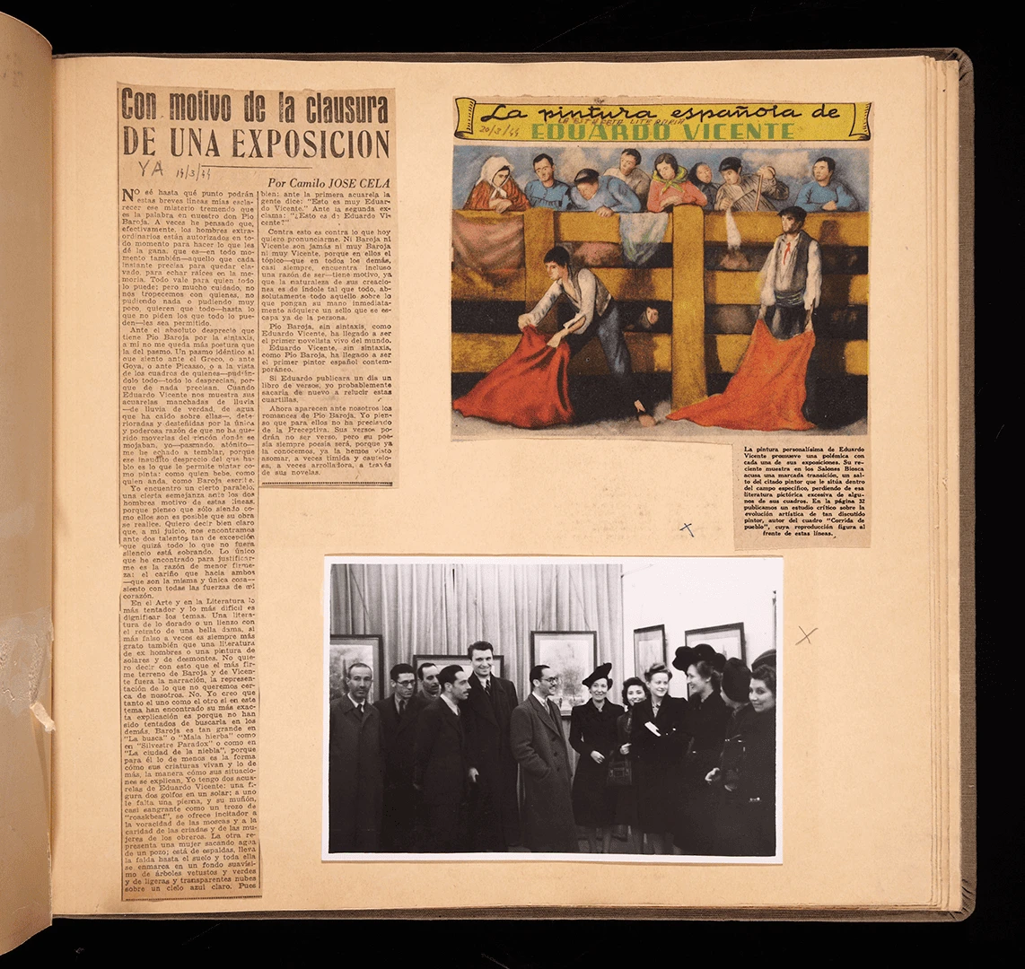 Recortes de prensa y fotografía de la exposición dedicada a Eduardo Vicente, 1944. Álbum 1943-1944. Archivo Biosca, Biblioteca y Centro de Documentación del Museo Reina Sofía