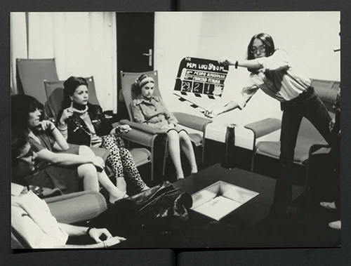 Fotografía del rodaje de la película Pepi, Luci, Bom y otras chicas del montón, ca. 1980. Aparecen Carmen Maura, Alaska y Eva Siva. Archivo Blanca Sánchez (María Blanca Sánchez Berciano). Biblioteca y Centro de Documentación del Museo Reina Sofía