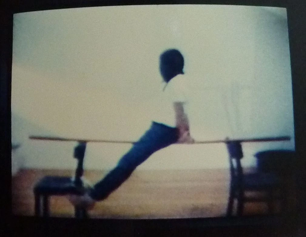 Registro fotográfico de la performance de Clemente Padín Por el arte y por la paz, durante la inauguración de la muestra de arte correo América Latina, hoy, 1984, en la Galería DAAD, Berlín Occidental, 21 de mayo de 1984. Archivo Clemente Padín (UDELAR, Montevideo)