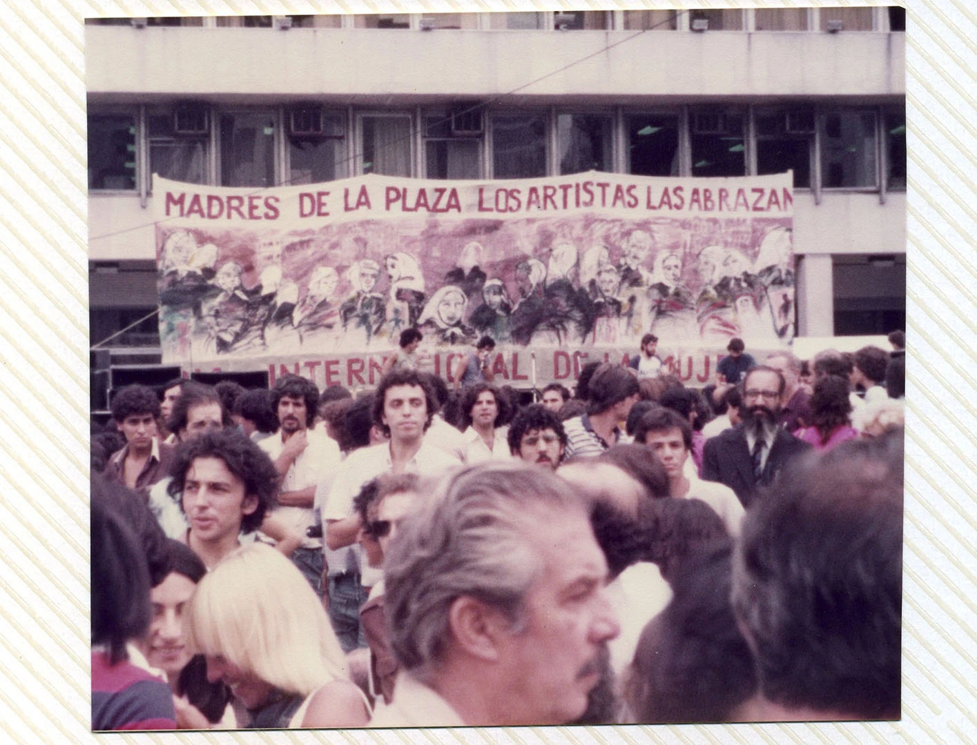 Edward Shaw, pancarta “Madres de la Plaza los artistas las abrazan”, Buenos Aires, 8 de marzo de 1984. Derechos Humanos. Archivos en uso