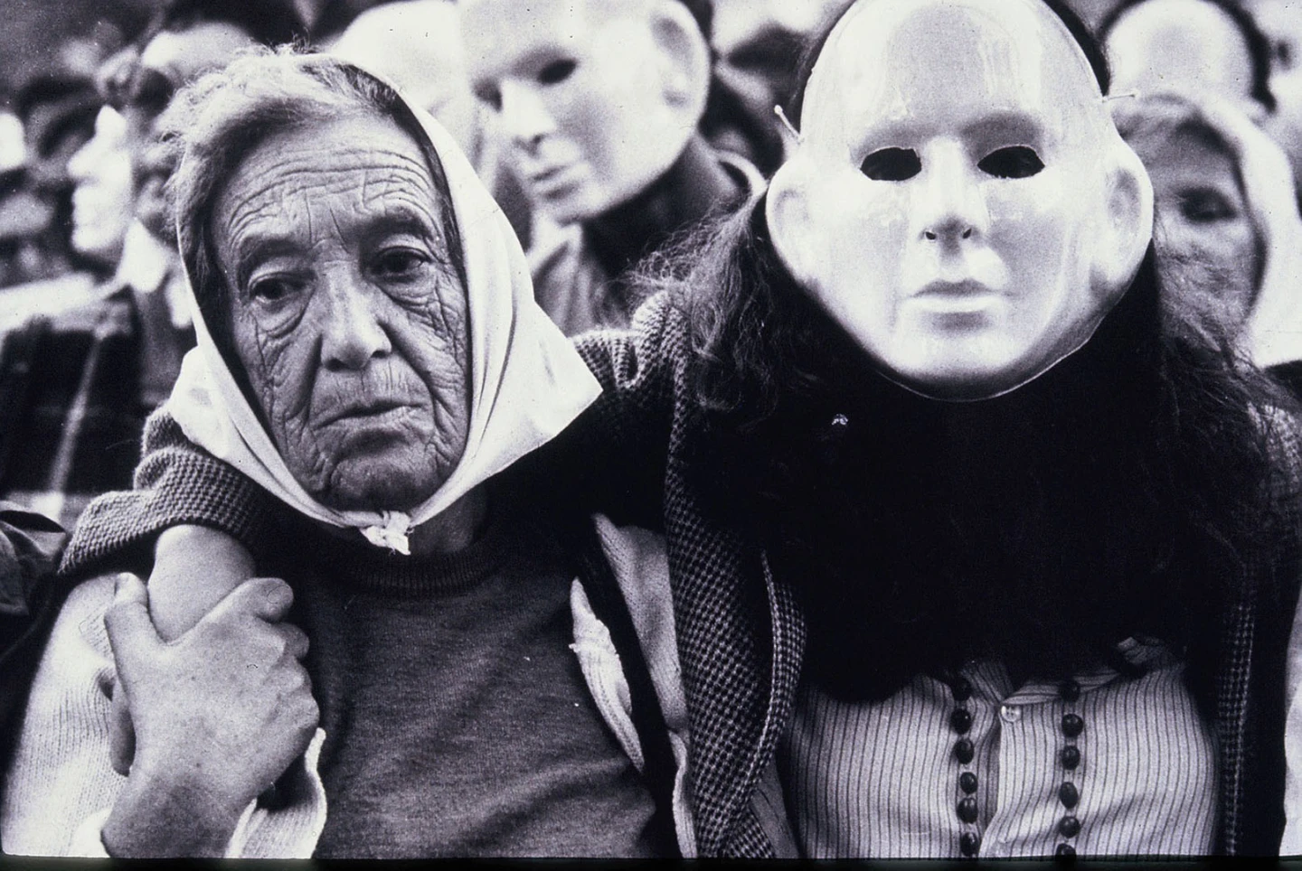 Roberto Pera, Marcha de las Máscaras, Buenos Aires, 25 de abril de 1985. Derechos Humanos. Archivos en uso
