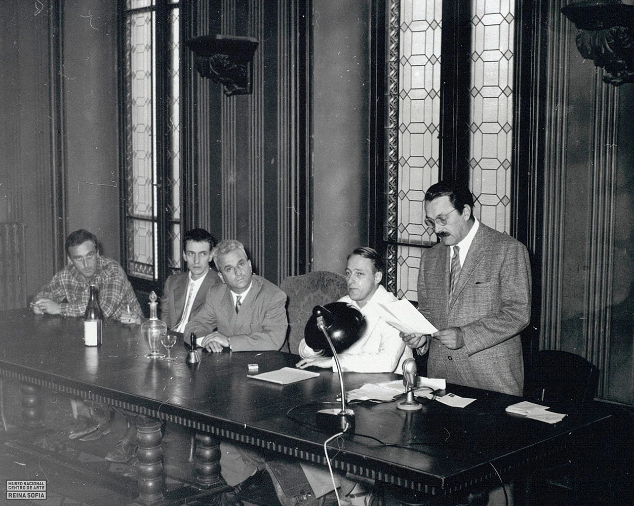 Fotografía del Congresso degli artisti liberi, 1956. Pinot Gallizio leyendo el discurso de apertura junto a Jorn. Fondo Archivio Gallizio. Biblioteca y Centro de Documentación del Museo Reina Sofía