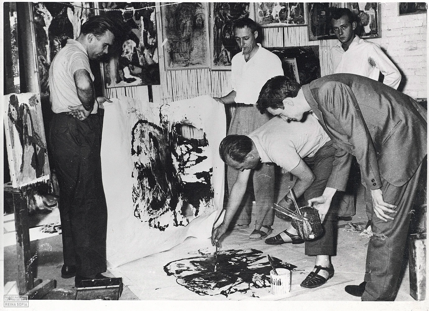 Fotografía del Laboratory of Bauhaus Immaginiste, Alba, 1956. Giors Melanotte, Asger Jorn y Piero Simondo. Fondo Archivio Gallizio. Biblioteca y Centro de Documentación del Museo Reina Sofía