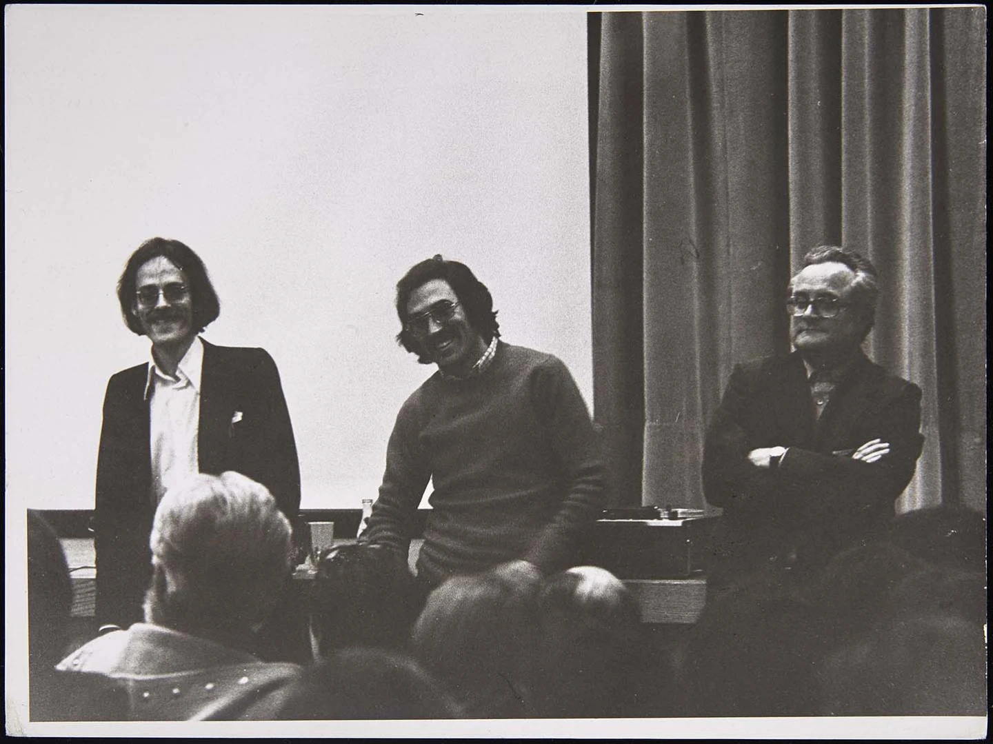Tim Ulrich, Simón Marchán Fiz y Eckart Plinke en el ciclo Nuevos comportamientos artísticos, 1974. Archivo Marchán/Quevedo. Biblioteca y Centro de Documentación del Museo Reina Sofía