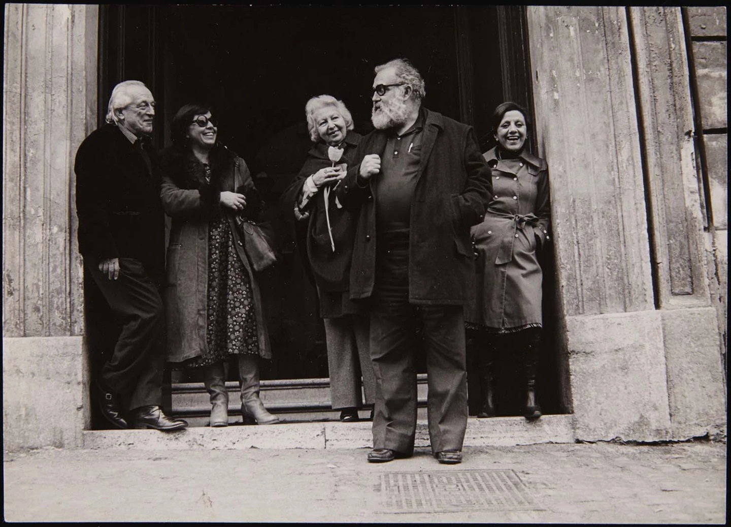 Rafael Alberti, Carola Torres, María Teresa León, José María Moreno Galván y Olga Moliterno en el portal de la casa de Alberti en Roma, 1976. Fotografía: Beatriz Amposta. Archivo José María Moreno Galván. Biblioteca y Centro de Documentación del Museo Reina Sofía
