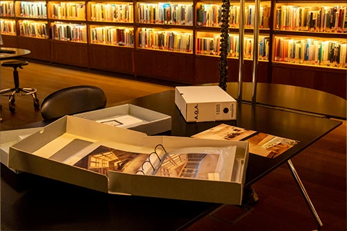Vista de la mesa especial en la Biblioteca del Museo