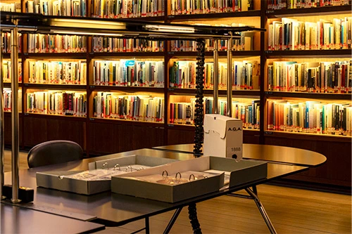 Vista de una mesa con documentos encima en la planta -1 de la Biblioteca del Museo Reina Sofía