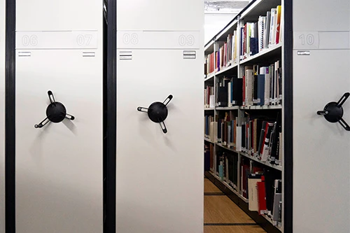 Vista de unos archivadores móviles de la Biblioteca del Museo Reina Sofía