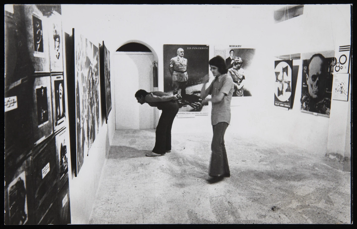 Vista de la exposición John Heartfield, en la Galería Redor, 1972. Archivo Redor-Calabuig. Biblioteca y Centro de Documentación del Museo Reina Sofía