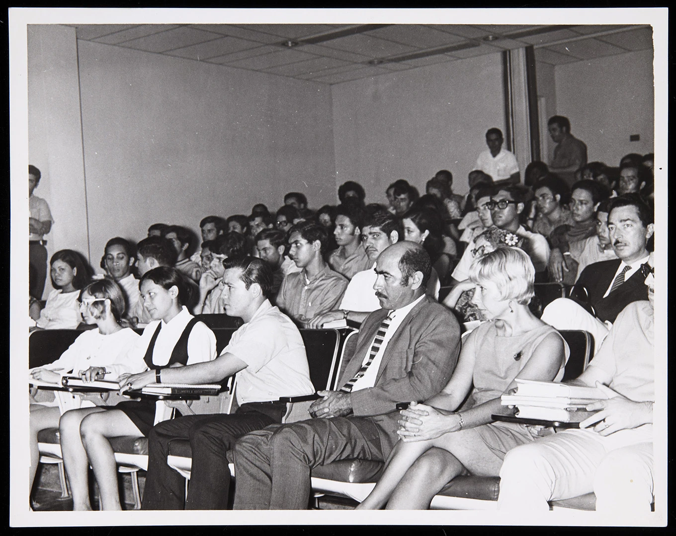 Fotografía tomada durante la conferencia de Umbro Apollonio en Mayagüez, s.f. Archivo de la Revista de Arte (Mayagüez). Biblioteca y Centro de Documentación del Museo Reina Sofía