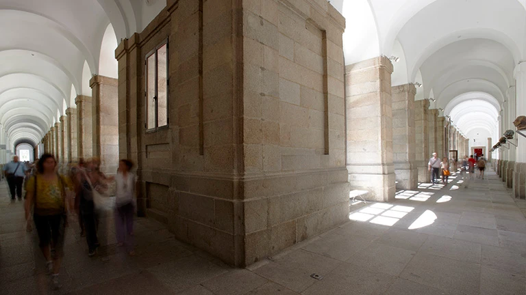 Claustro del Edificio Sabatini con gente pasando
