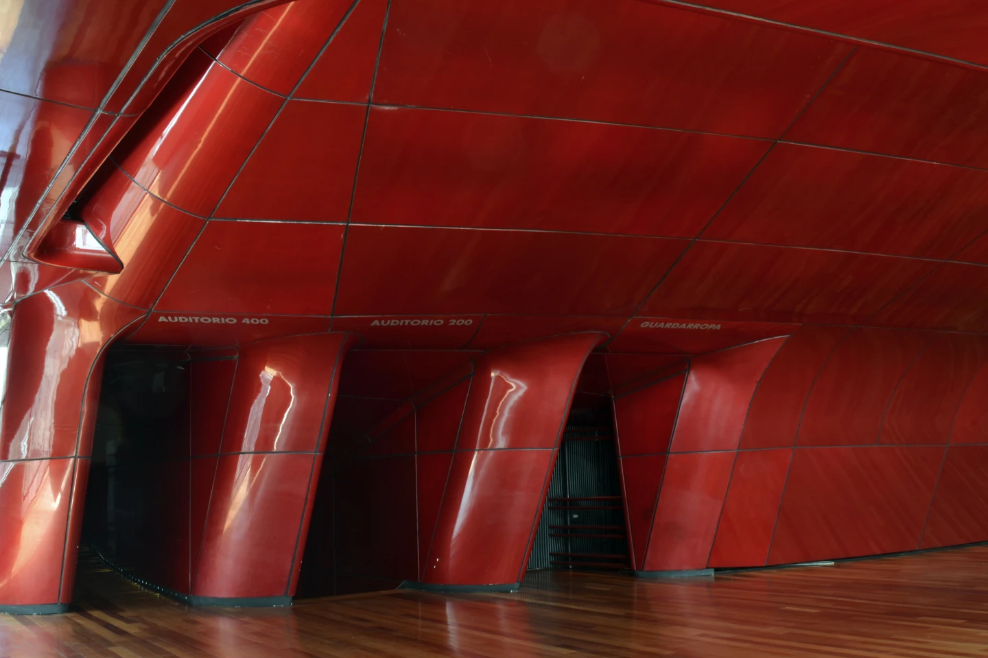Vestíbulo de los auditorios del Edificio Nouvel en el Museo Reina Sofía