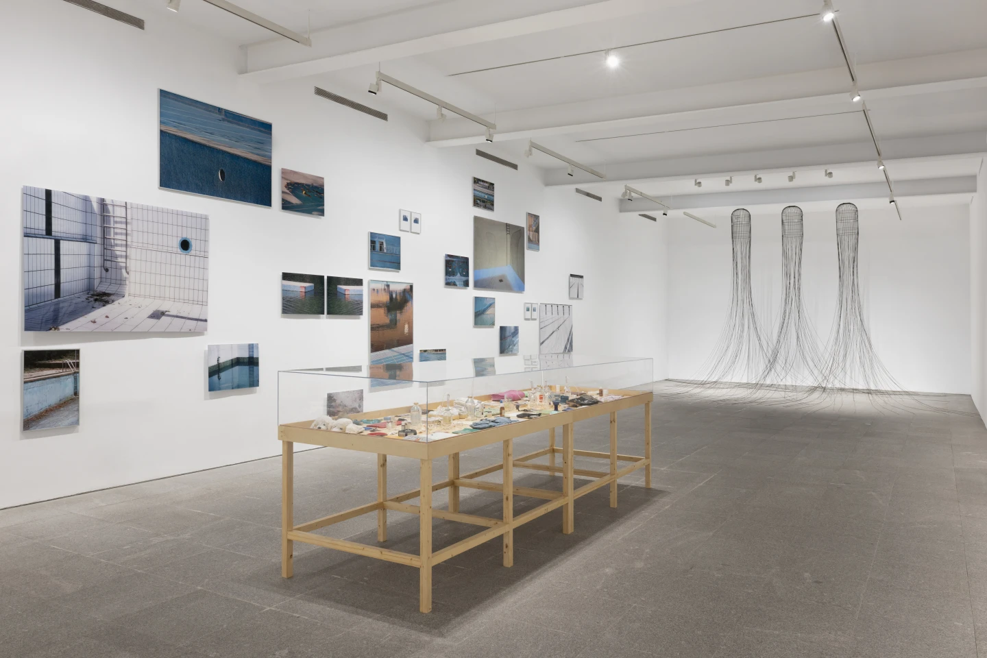 Vista de la Sala 8 «¿Qué le hace el sida al arte?». Fotografía: Roberto Ruiz 