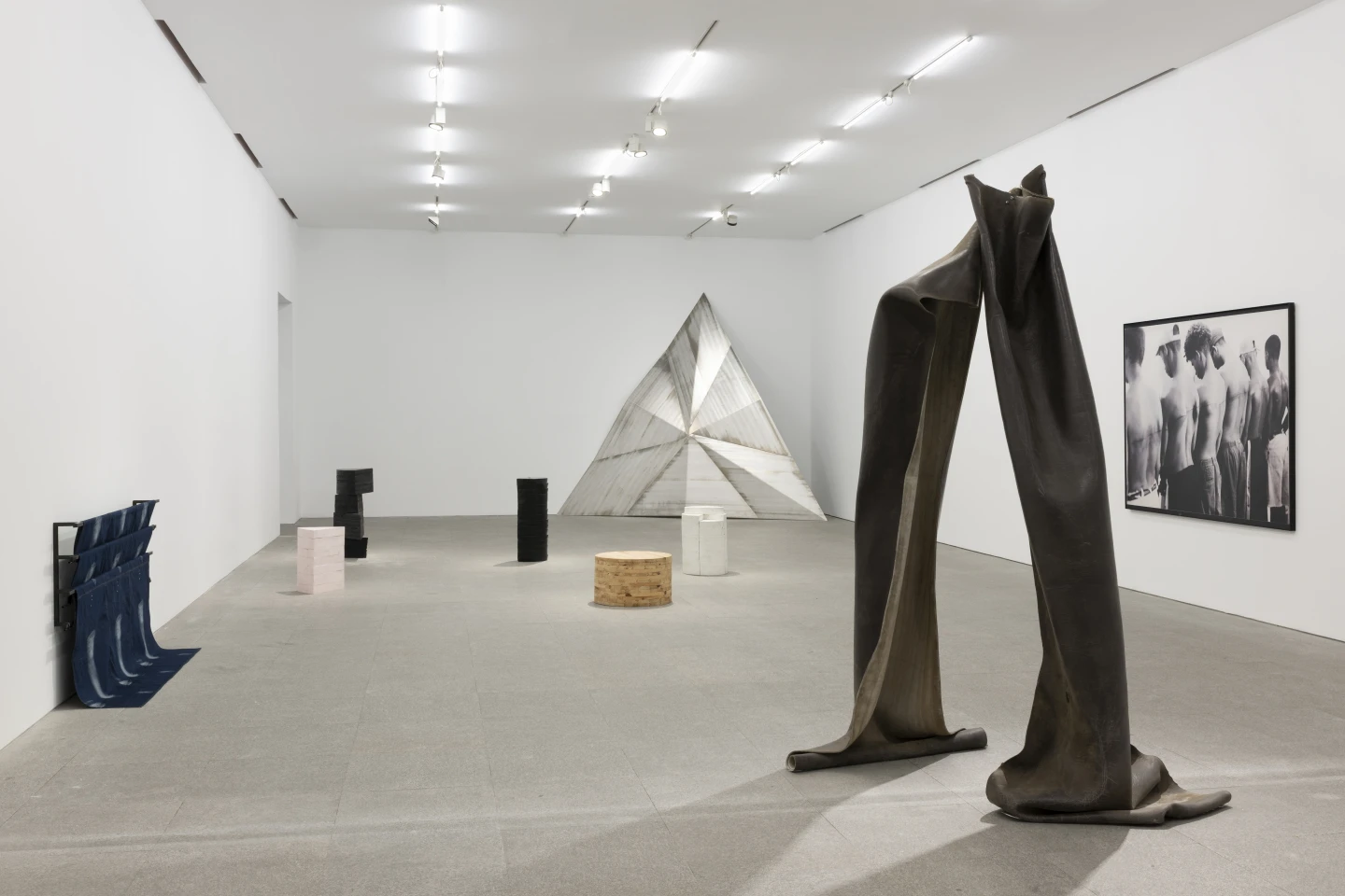 Vista de la Sala 14 «Relacionalidades. Operaciones performativas con cuerpos extraños». Fotografía: Roberto Ruiz 