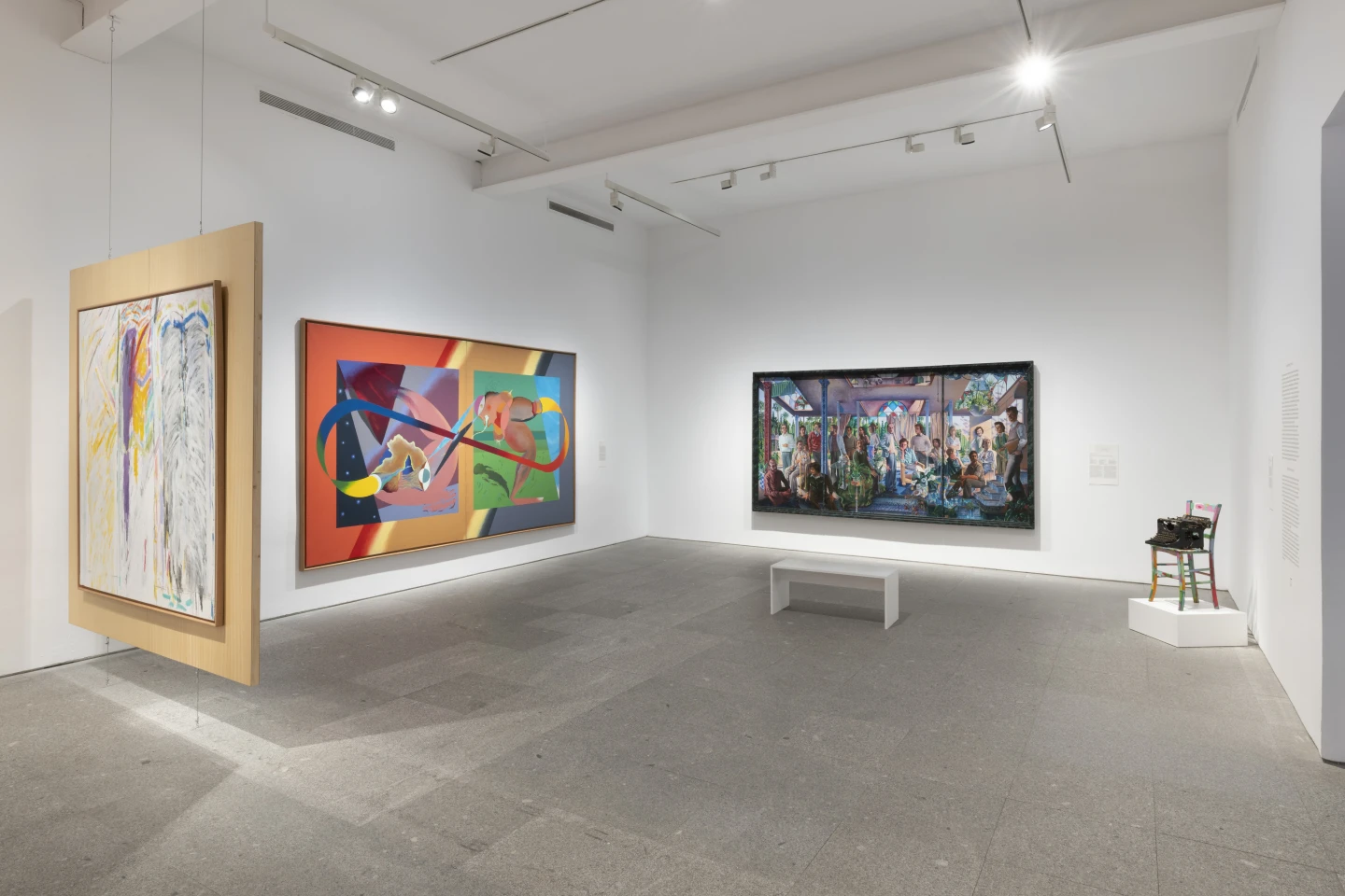 Vista de la Sala 17 «Una pintura más pintada». Guillermo Pérez Villalta, Grupo de personas en un atrio o alegoría del arte y la vida o del presente y el futuro, 1975-1976. Museo Reina Sofía. © Guillermo Pérez Villalta, VEGAP, Madrid, 2026 / Manolo Quejido, Silla y máquina de escribir (Máquina sentada en silla), 1978-1979. Museo Reina Sofía. © Manolo Quejido, VEGAP, Madrid, 2026. Fotografía: Roberto Ruiz