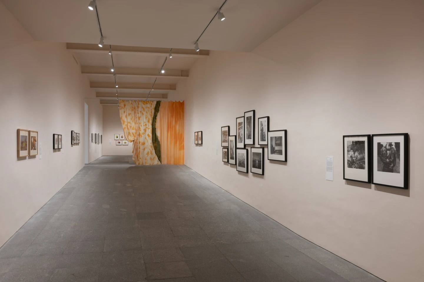 Vista de la Sala 18 «Arte y realidad en las culturas fotográficas de los ochenta». Fotografía: Roberto Ruiz 