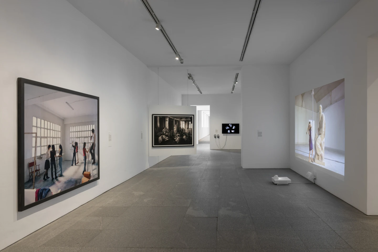 Vista de la Sala 21 «Prácticas de género. Coreografías sociales para el nuevo siglo». Fotografía: Roberto Ruiz