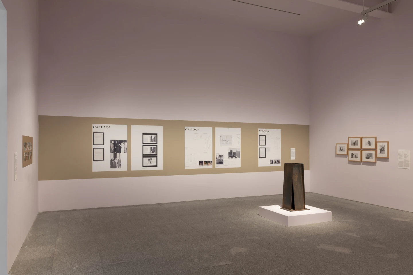 Vista de Sala 3. «Tentativas y límites de un régimen institucional para el arte en democracia». En primer plano: Richard Serra, Maqueta para proyecto en la plaza de Callao en Madrid, 1981. Colección particular. Fotografía: Roberto Ruiz. © Richard Serra, VEGAP, Madrid, 2026 