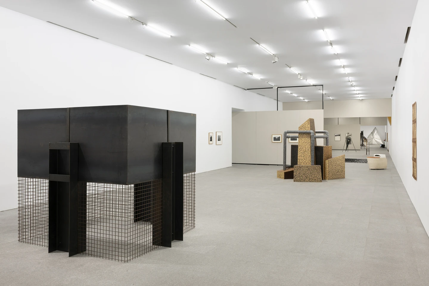 Vista de Sala 11«Estructuralismo escultórico en los años setenta». Fotografía: Roberto Ruiz 