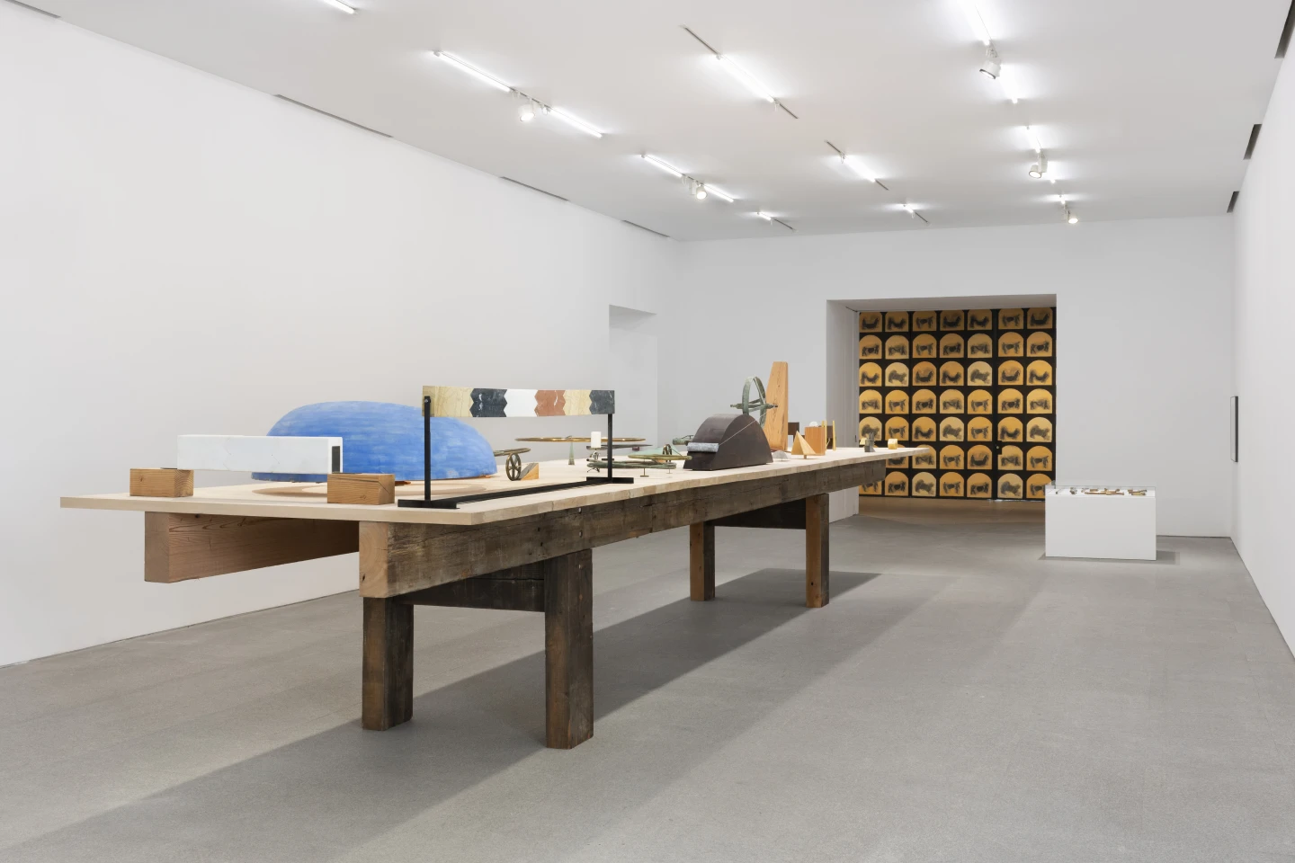 Vista de Sala 11 «Estructuralismo escultórico en los años setenta». En primer plano: Juan Navarro Baldeweg, La mesa, 1974-2005. Museo Reina Sofía. © Juan Navarro Baldeweg, VEGAP, Madrid, 2026 