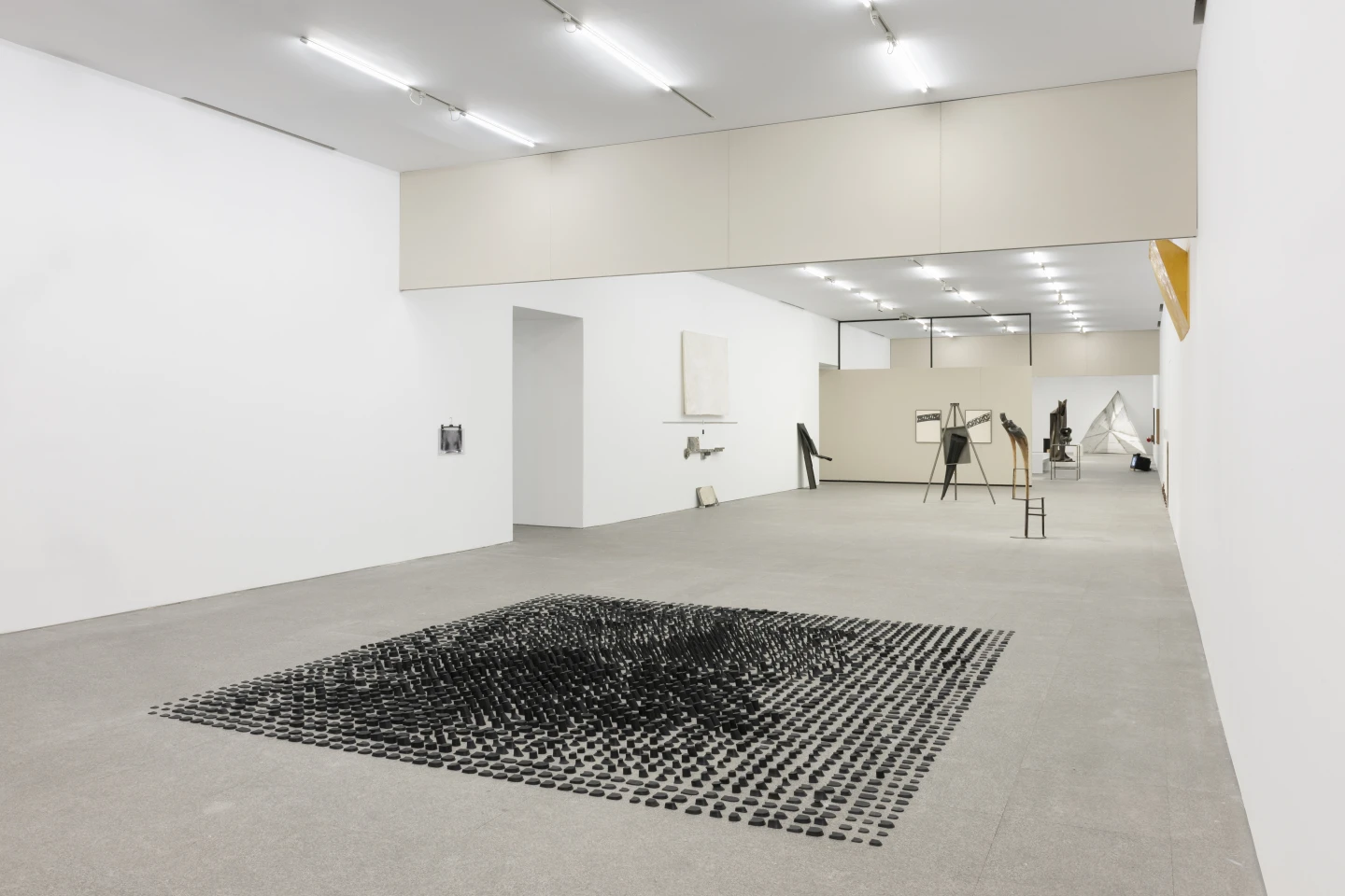 Vista de la Sala 12 «Las auras frías». En primer plano: Juan Luis Moraza, Éxtasis, estatus, estatua, 1994. Museo Reina Sofía. Fotografía: Roberto Ruiz. © Juan Luis Moraza, VEGAP, Madrid, 2026 