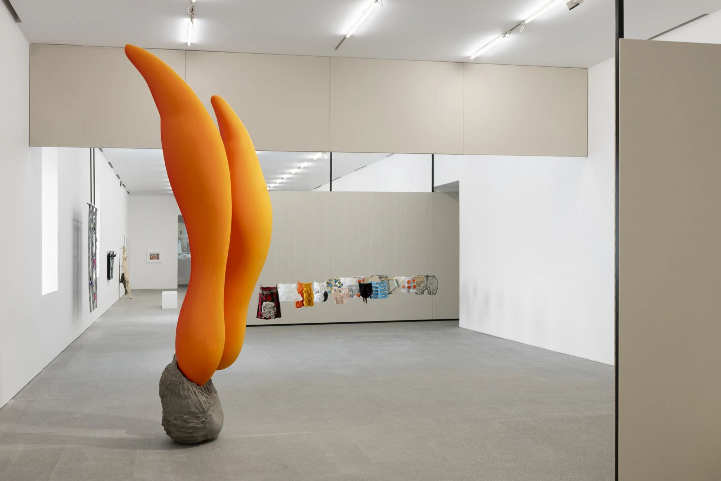 Vista de la Sala 13 «Nuevos materialismos». En primer plano: Teresa Solar Abboud, Tuneladora, 2022. Depósito indefinido de la Fundación Museo Reina Sofía, 2022. © Teresa Solar, VEGAP, Madrid, 2026. Al fondo: Ana Laura Aláez, Tigras y felinas, 1994. Museo Reina Sofía. © Ana Laura Aláez, VEGAP, Madrid, 2026. Fotografía: Roberto Ruiz 