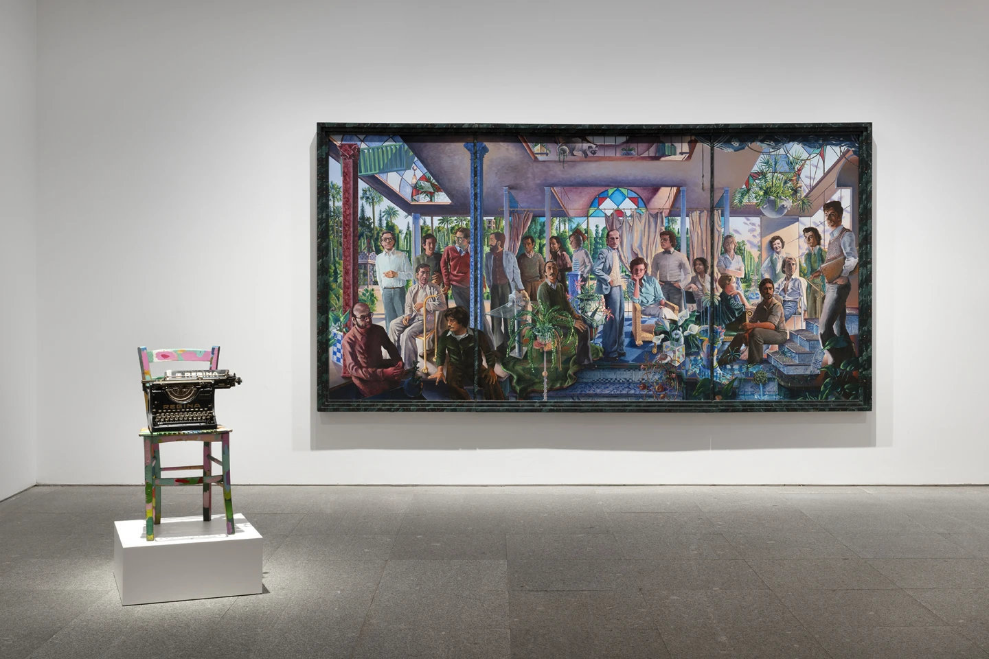 Vista de la Sala 17 «Una pintura más pintada». Guillermo Pérez Villalta, Grupo de personas en un atrio o alegoría del arte y la vida o del presente y el futuro, 1975-1976. Museo Reina Sofía. © Guillermo Pérez Villalta, VEGAP, Madrid, 2026 / Manolo Quejido, Silla y máquina de escribir (Máquina sentada en silla), 1978-1979. Museo Reina Sofía. © Manolo Quejido, VEGAP, Madrid, 2026. Fotografía: Roberto Ruiz