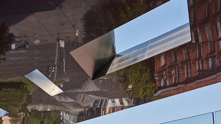 Reflejos en la cubierta roja del Edificio Nouvel, Museo Reina Sofía