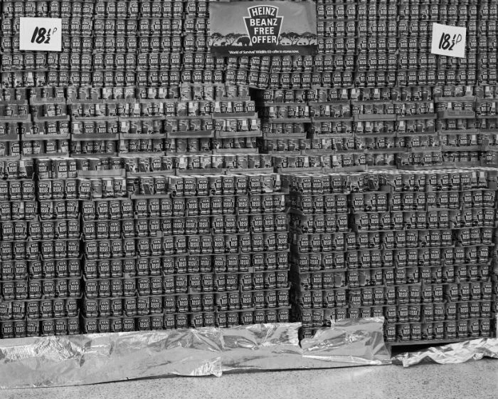Chris Killip. Latas de alubias en un supermercado, North Shields, Tyneside, 1981. Cortesía Museum Folkwang, Essen © Chris Killip