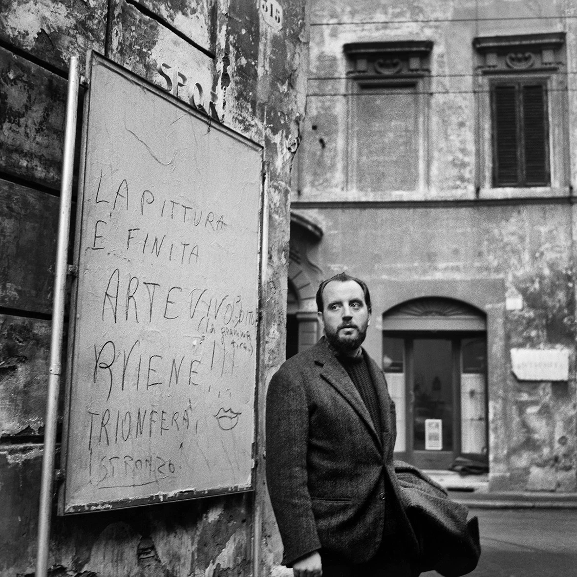 Alberto Greco durante un acto vivo-dito en Roma 1962. Fotografía de Claudio Abate
