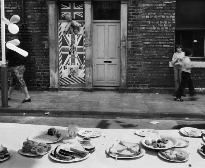 Chris Killip. Celebración de la boda de los príncipes, North Shields, Tyneside, 1981. Cortesía del artista © Chris Killip