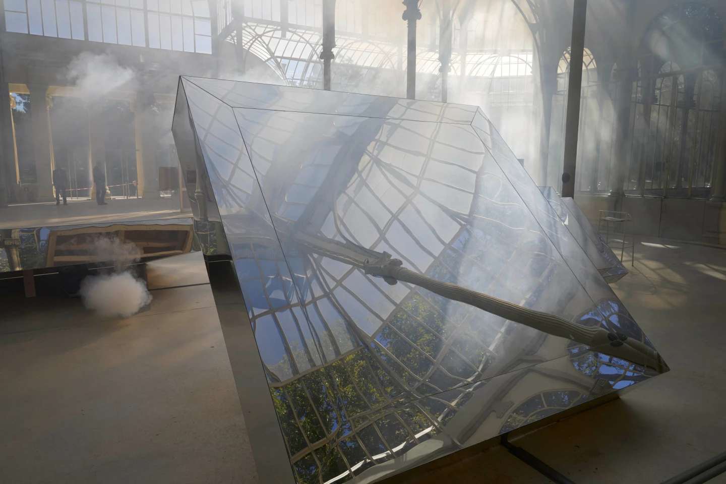 Vista de la exposición Pauline Boudry / Renate Lorenz. El cristal es mi piel. Museo Reina Sofía, 2022