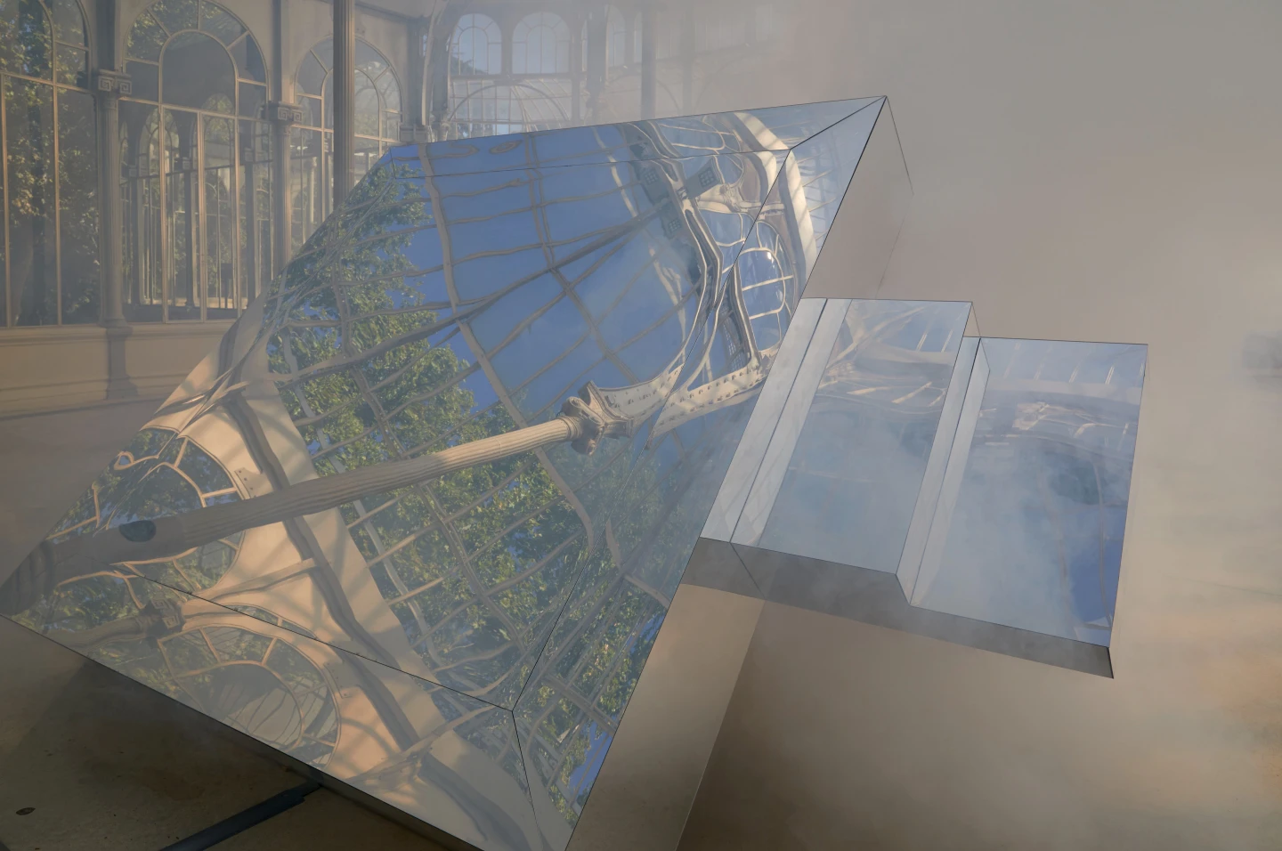 Vista de la exposición Pauline Boudry / Renate Lorenz. El cristal es mi piel. Museo Reina Sofía, 2022