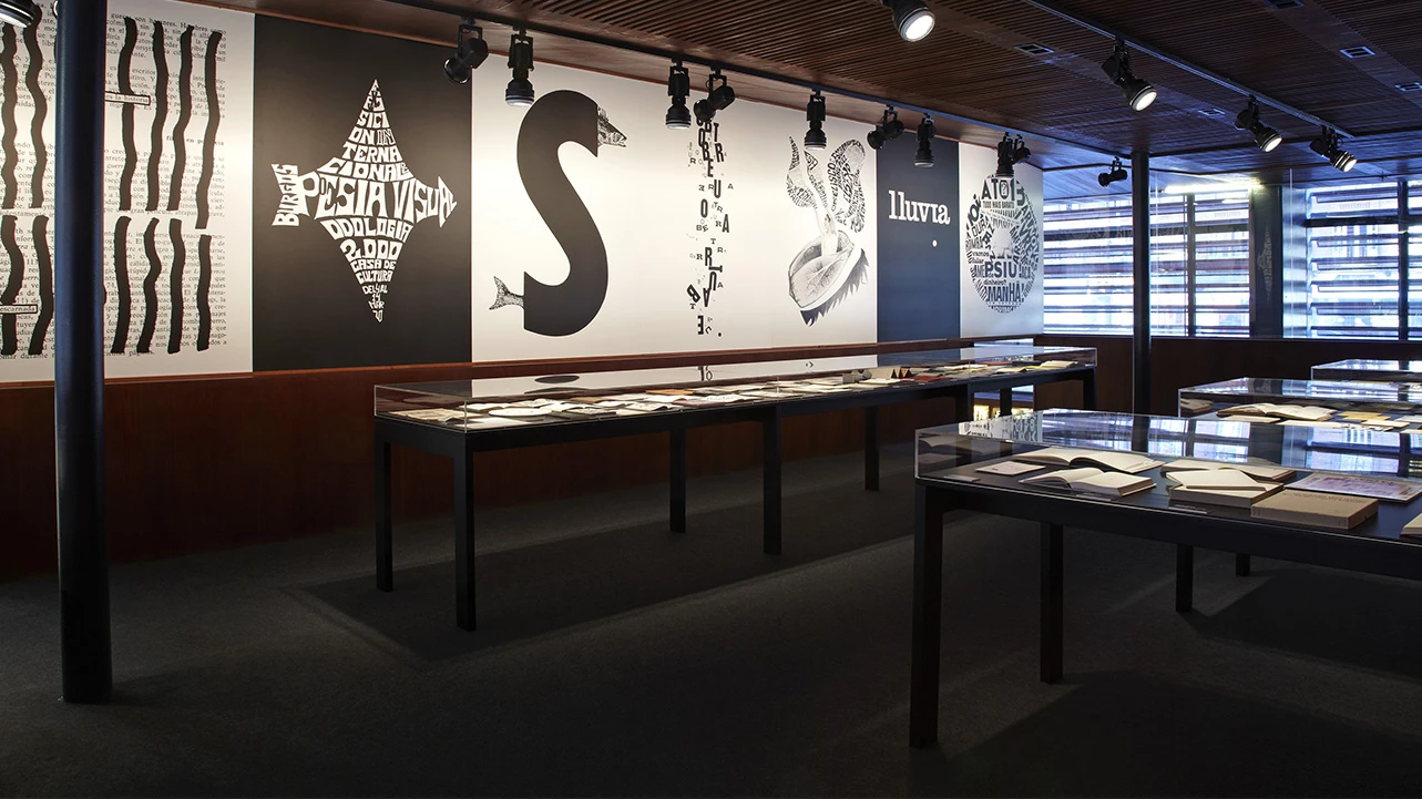 Vista de la muestra documental La escritura desbordada: poesía experimental española y latinoamericana, 1962-1982,  2012