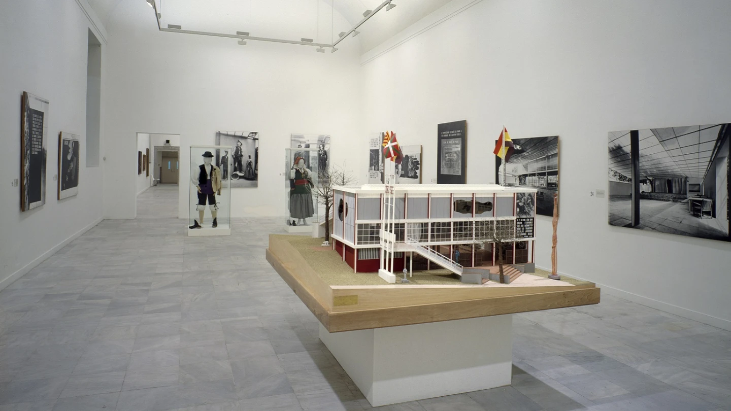 Vista de sala de la exposición. Pabellón Español. Exposición Internacional de París 1937 , 1987