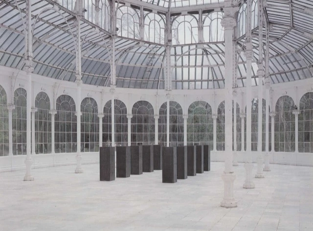 Vista de sala de la exposición. Ülrich Rückriem: estela y granero, 1989