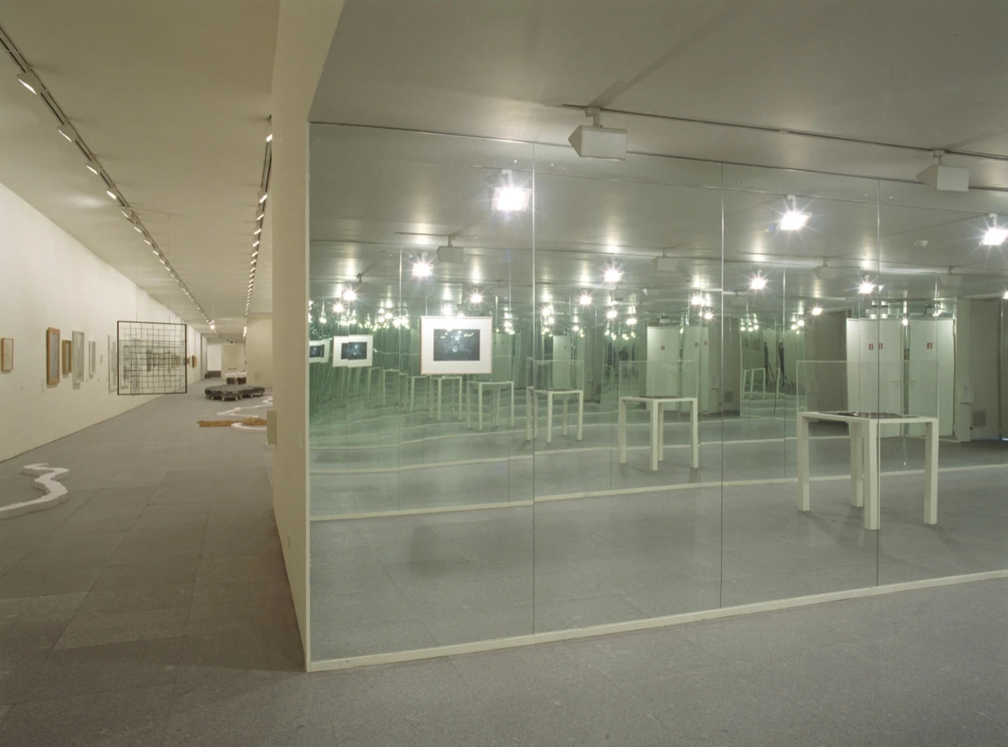 Exhibition view. Versiones del Sur: Cinco propuestas en torno al arte en América. F[r]icciones, 2000